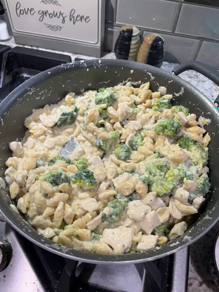 Creamy Garlic Broccoli Pasta Delight – A Quick Family Favorite!