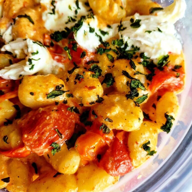 “30-Minute Bliss: Creamy Tomato Gnocchi with Burrata – A Burst of Freshness in Every Bite!”