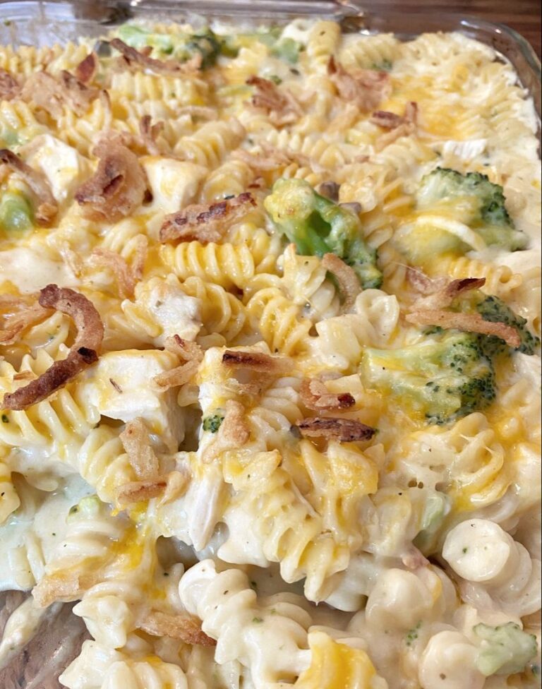 Cheesy Chicken Noodle Casserole: A Comforting Symphony of Flavors!