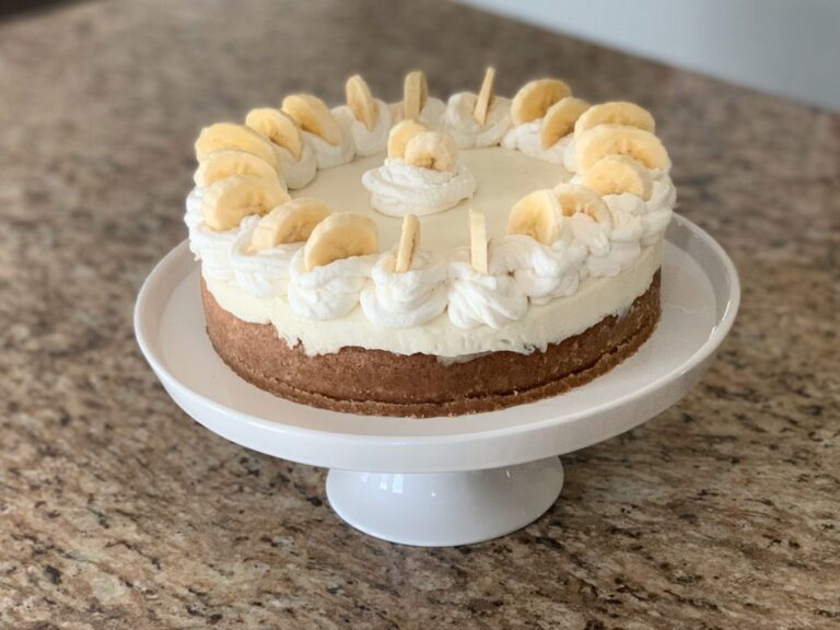 Banana Cream Cheesecake Delight: A Symphony of Creamy Indulgence!