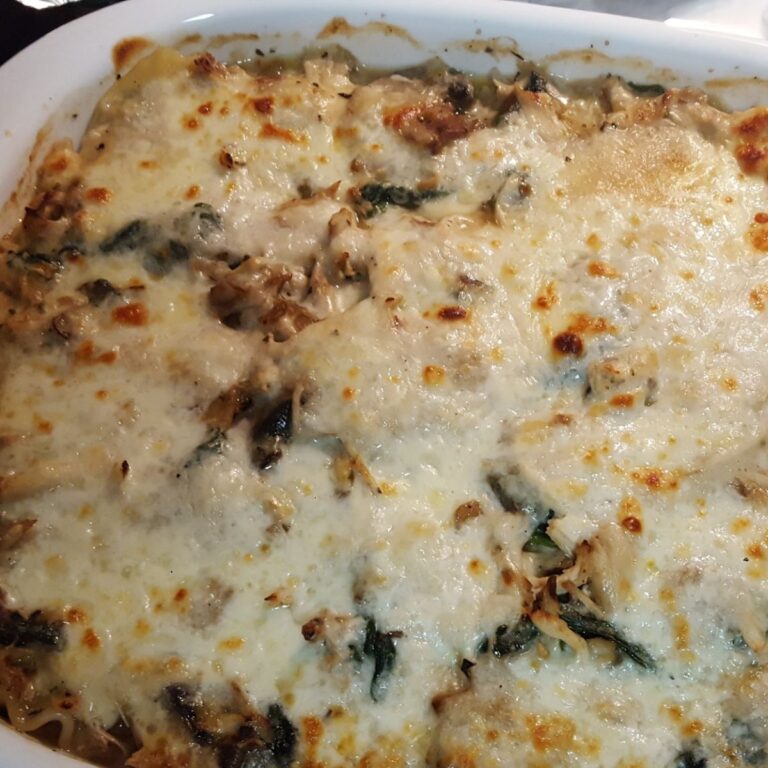 Irresistible Chicken Mushroom and Spinach Lasagna: A Flavor Explosion!