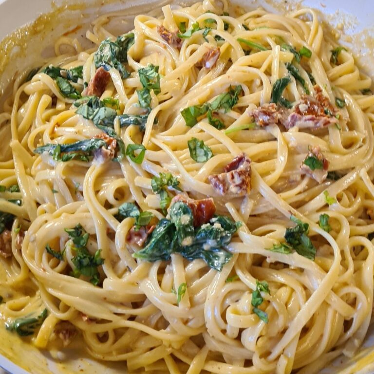 Elevate Your Evening with Linguine in Spinach and Sun-Dried Tomato Cream Delight