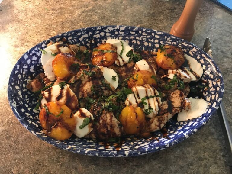 “Grilled Peach Caprese Chicken: A Symphony of Savory and Sweet”