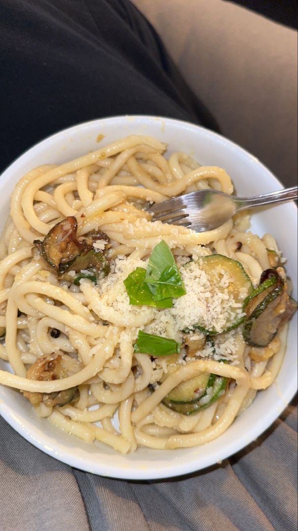 “Savor the Italian Magic: Spaghetti alla Nerano – A Symphony of Zucchini, Basil, and Parmesan!”