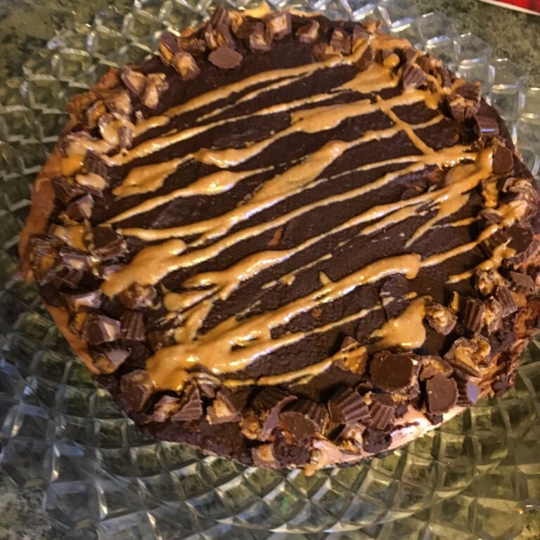 “Indulge in Decadence with Reese’s Tiger Pie – A Heavenly Treat for Chocolate & Peanut Butter Lovers!”