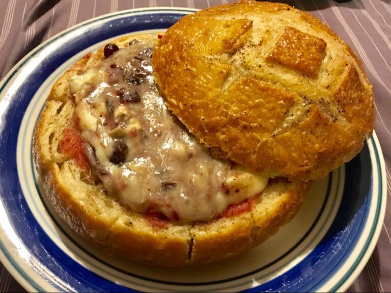 Savory Pull-Apart Baked Cranberry Brie Bread Bowl: A Crowd-Pleasing Appetizer Sensation!