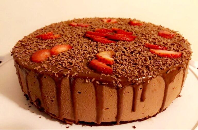 Decadent Chocolate Mousse Cake: A Luxurious Treat for Any Occasion!