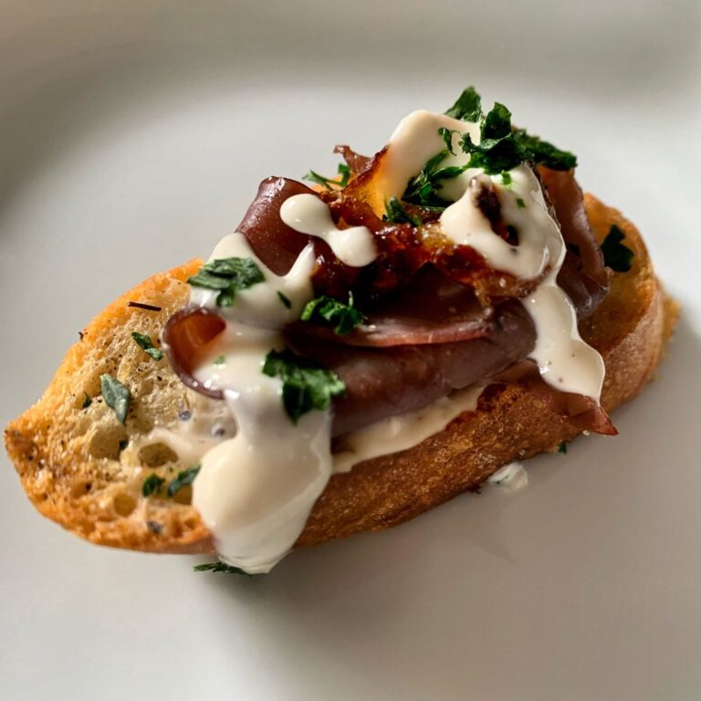 “Savory Sensation: Beef Crostini with Caramelized Onions and Horseradish Aioli”