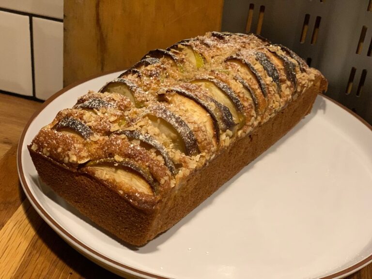 Spiced Pear Cake: A Symphony of Warmth and Sweetness!