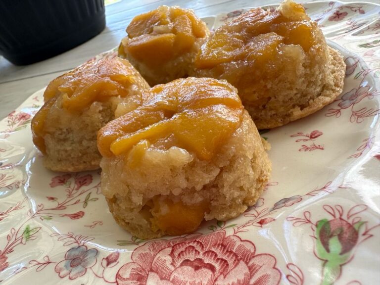 “Scrumptious Peach Upside Down Mini Cakes: A Sweet Twist on Classic Desserts!”