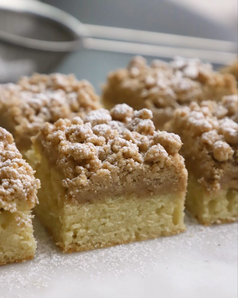 Irresistible New York Crumb Cake: A Classic Treat with a Generous Crumb Topping!