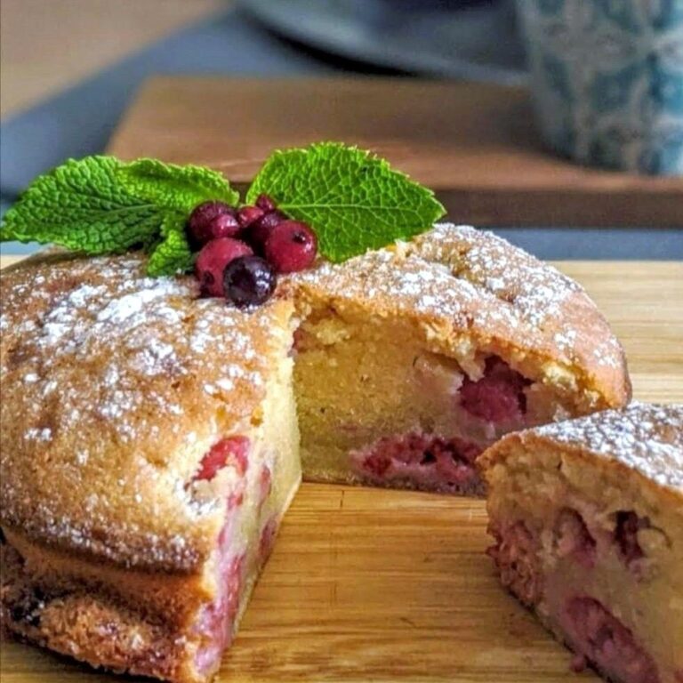 Luscious Mascarpone Mixed Berry Cake: A Berry Delight