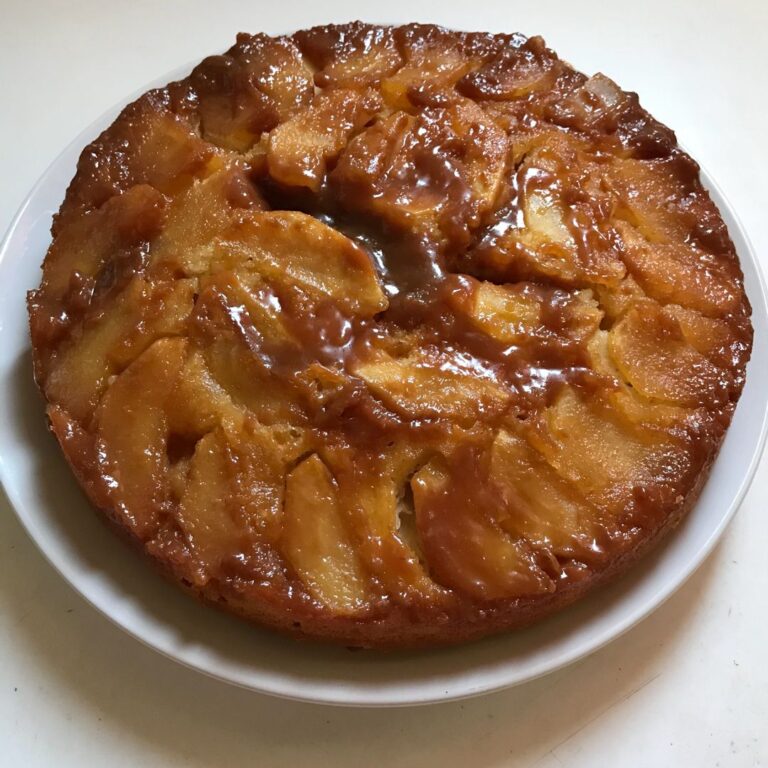 Delectable Upside-Down Apple Cake: A Cozy Autumn Treat