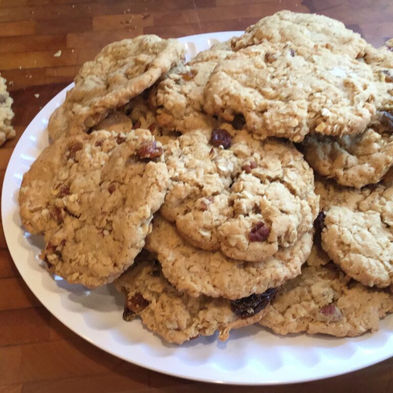 Soft and Chewy Oatmeal Cookies with Raisins and Pecans – The Perfect Treat for Every Occasion